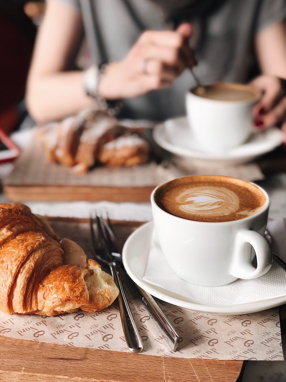Latte och croissant hos Pauscafé